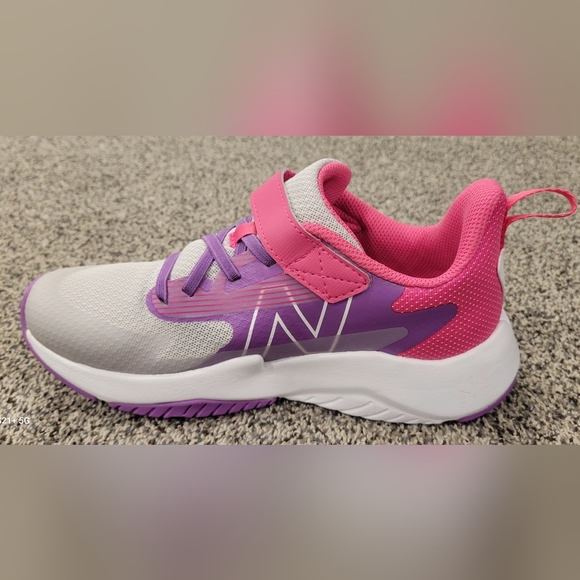 New Balance Rave Run V2 Gray Purple Shoes US size 4.5 (big kid) or womens 6 - Picture 3 of 10